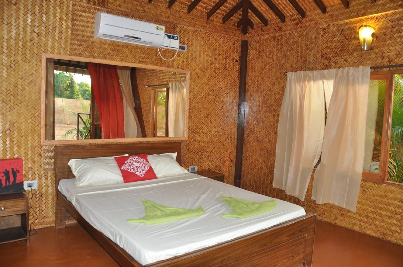 Rock Water Resort Morjim Habitación foto