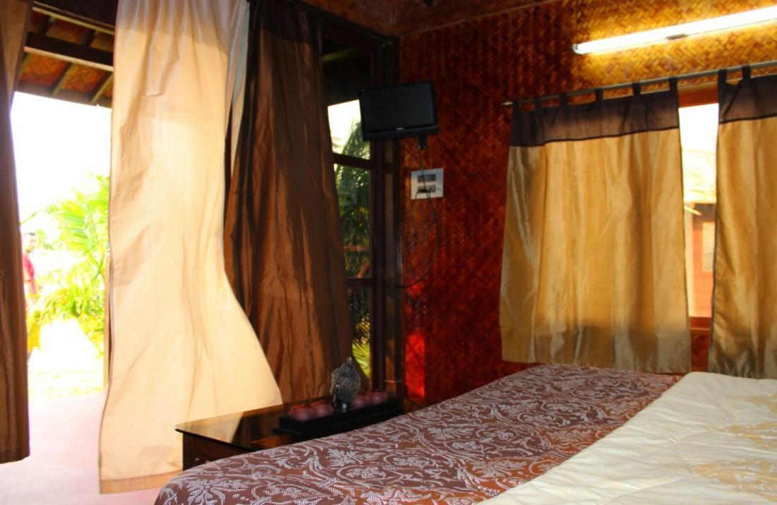 Rock Water Resort Morjim Habitación foto