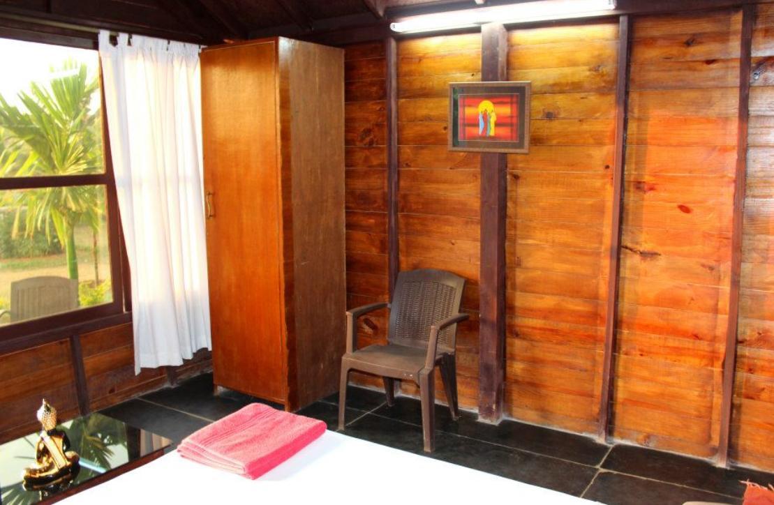 Rock Water Resort Morjim Habitación foto